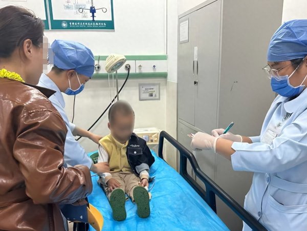 国信配资 真揪心！雨夜返京高速堵车，2岁娃误吞电池，家长向警车求救……